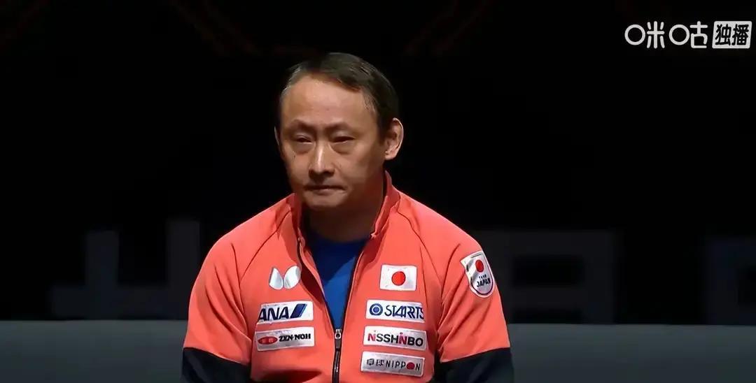 张本美和被曼昱4-2淘汰了。最后一分落地时，张本宇当场就愣了。眉头拧成个疙