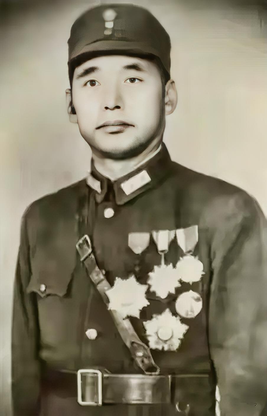 他是国民党中将，他抗日有功。淮海战役时，陈毅想争取他起义，可他却