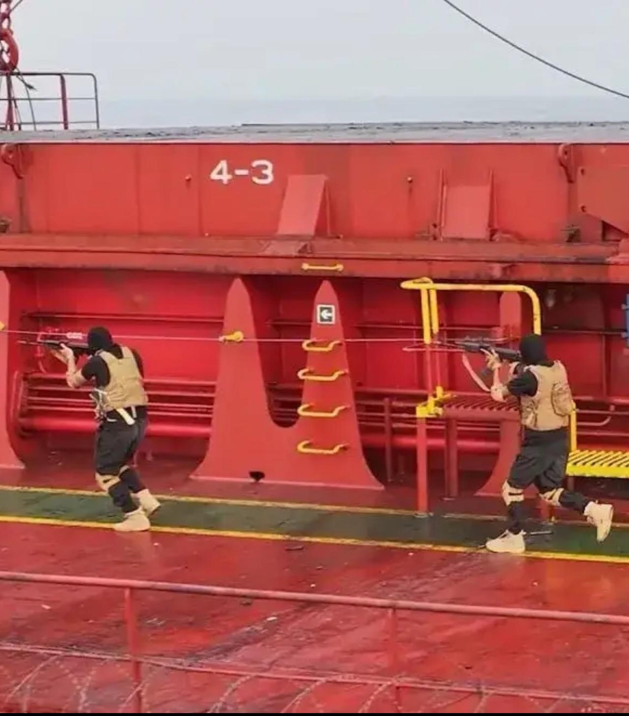 胡塞炸沉万吨巨轮，也不将其劫持到自己港口，表明：其行为是匡扶正义，不是披着狼皮的