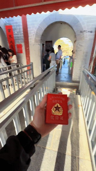 河南洛阳白马寺。一名男子拿着“退伍军人优待证”来参观寺庙。寺庙门口的售票人员