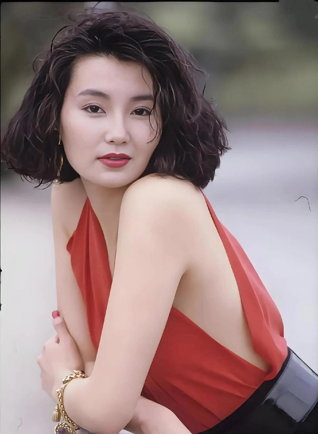 61岁张曼玉，未婚未育，巅峰隐退，住香港半山豪宅，却跑去法国乡下买地、爬树、捡鸡