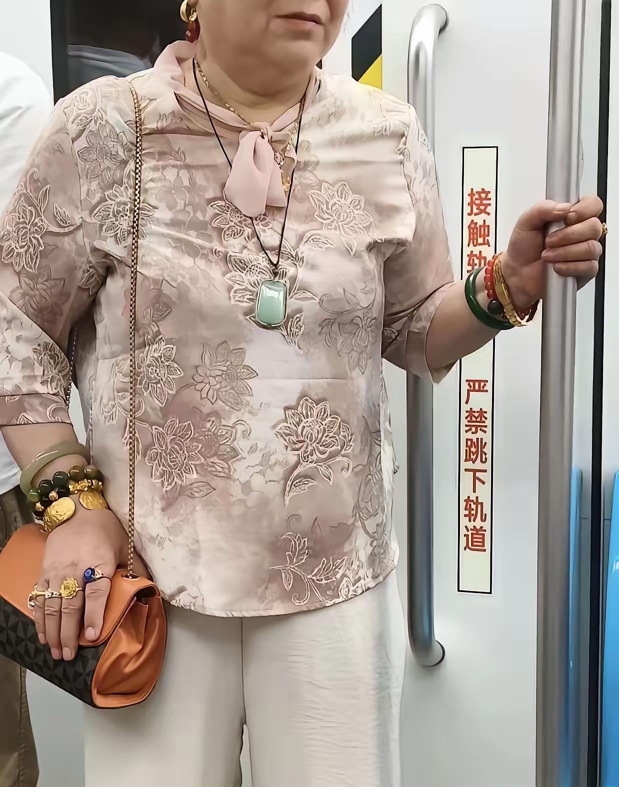 有钱任性，这位大妈表现得是淋漓尽致！​不难看出，大妈长得白胖白胖的，一看生活条