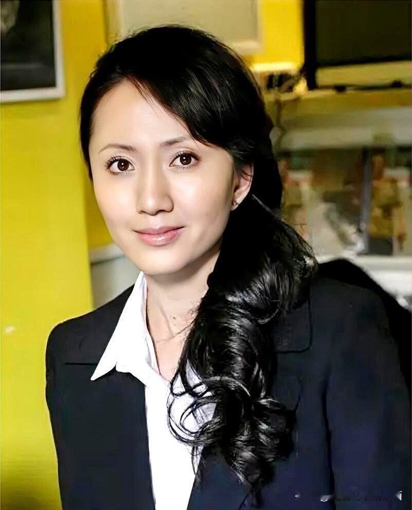 这一位女演员说不上漂亮，但很有气质，跟吴越一样属于气质型的美女。她的表演入木三分