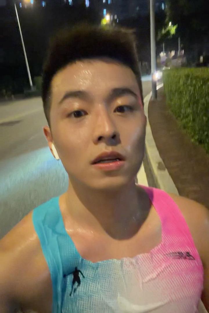 跑步打卡9k配速359|坚持热爱终会收到反馈热身两公里，跑了一个渐加速，
