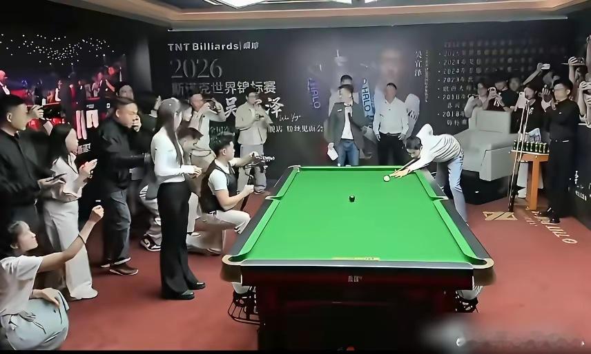 把斯诺克世界冠军当猴耍？吴宜泽在西安，被主办方按着头表演中式八球5分点，连着十几