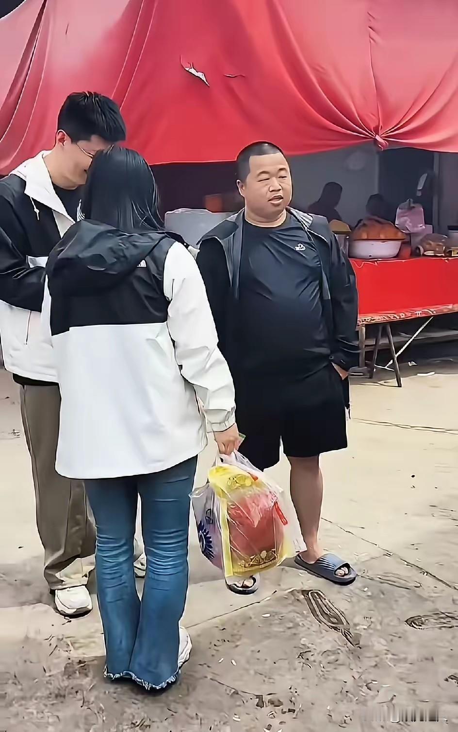 成功要趁早！？蓝战非30岁前豪车美女奢侈品，30岁后拖鞋背心大裤衩，反差咋这么大