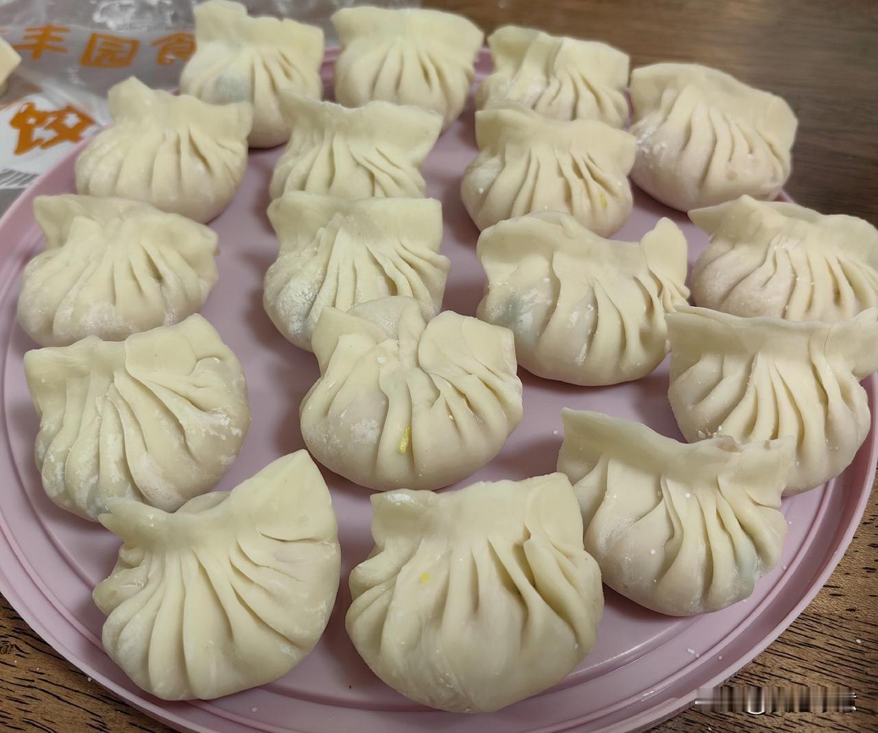 老板突然想吃饺子，还买回了馅料和饺子皮回来，午餐就包饺子吃。这可让做饭的阿姨犯难