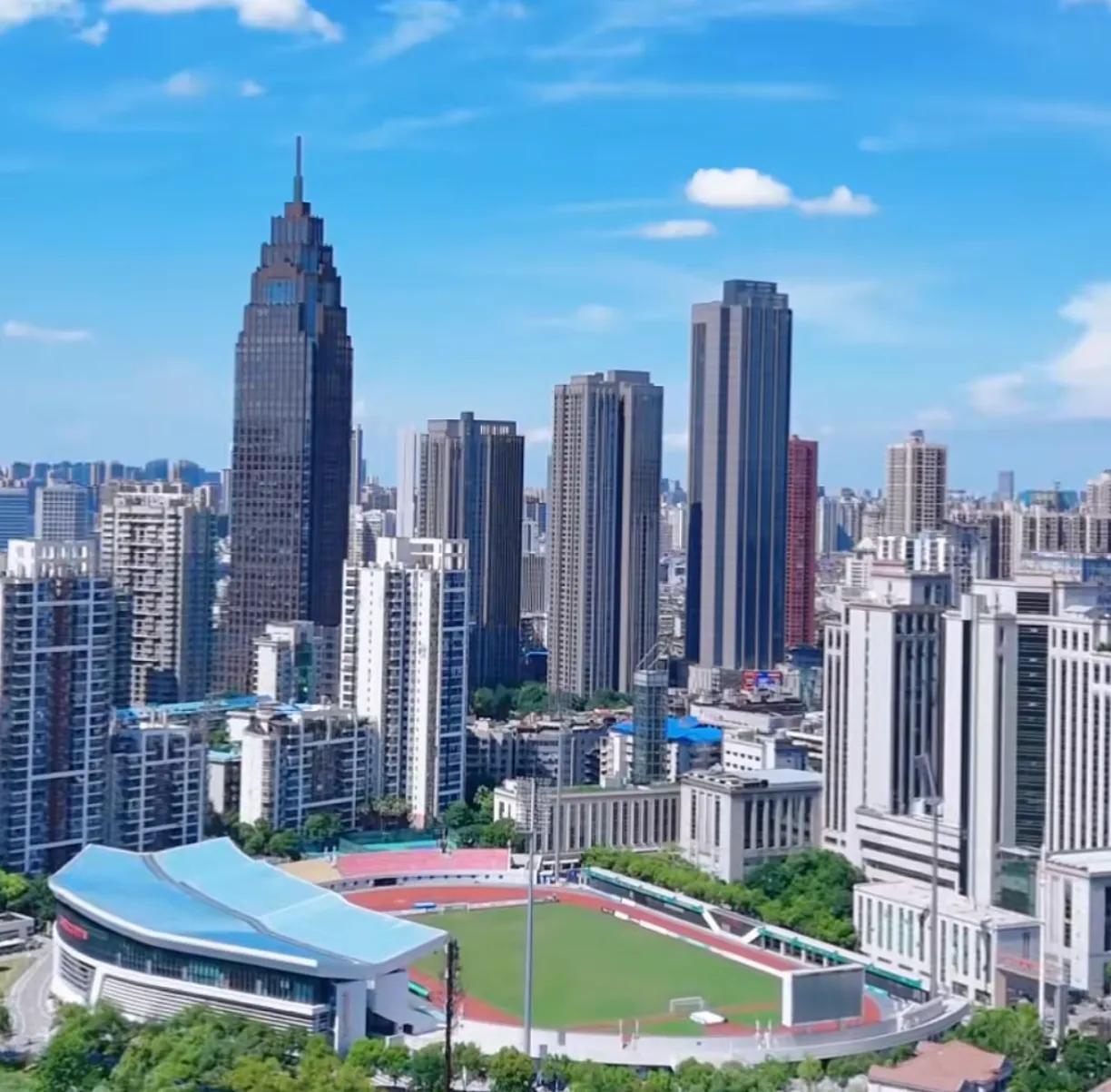 全中国内陆所有城市里面，全城全域高楼林立的城市，好像只有两个，那就是深圳和武汉！