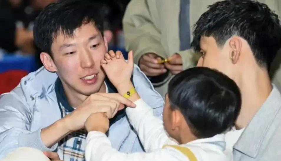恕我直言！周琦老婆煽情升华感情，却引发球迷批评，尴尬销号退网，连发两天心得后，突