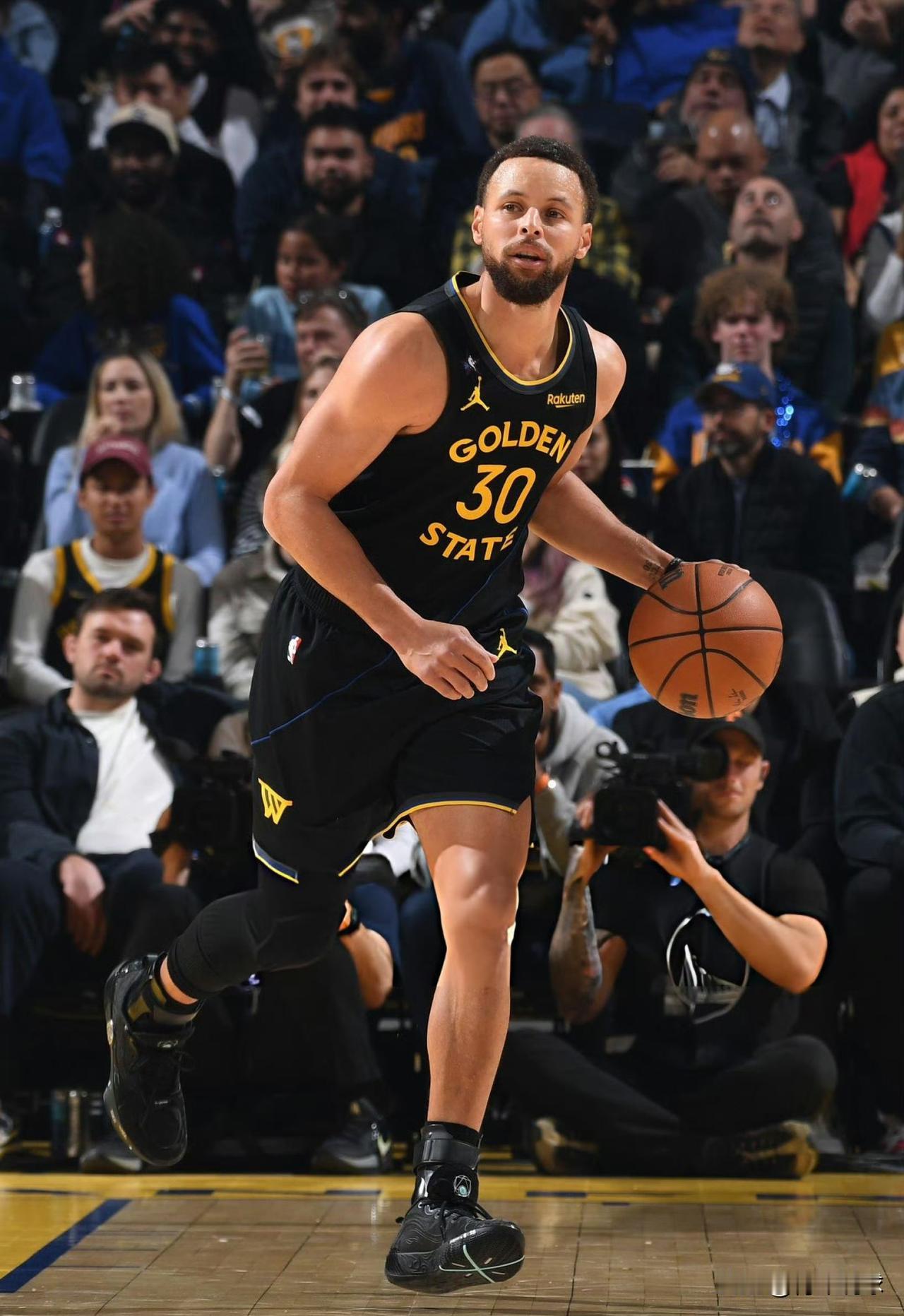 致敬韦德！库里太懂人情世故了！今天，勇士队将坐镇主场迎战热火队，库里也是非常