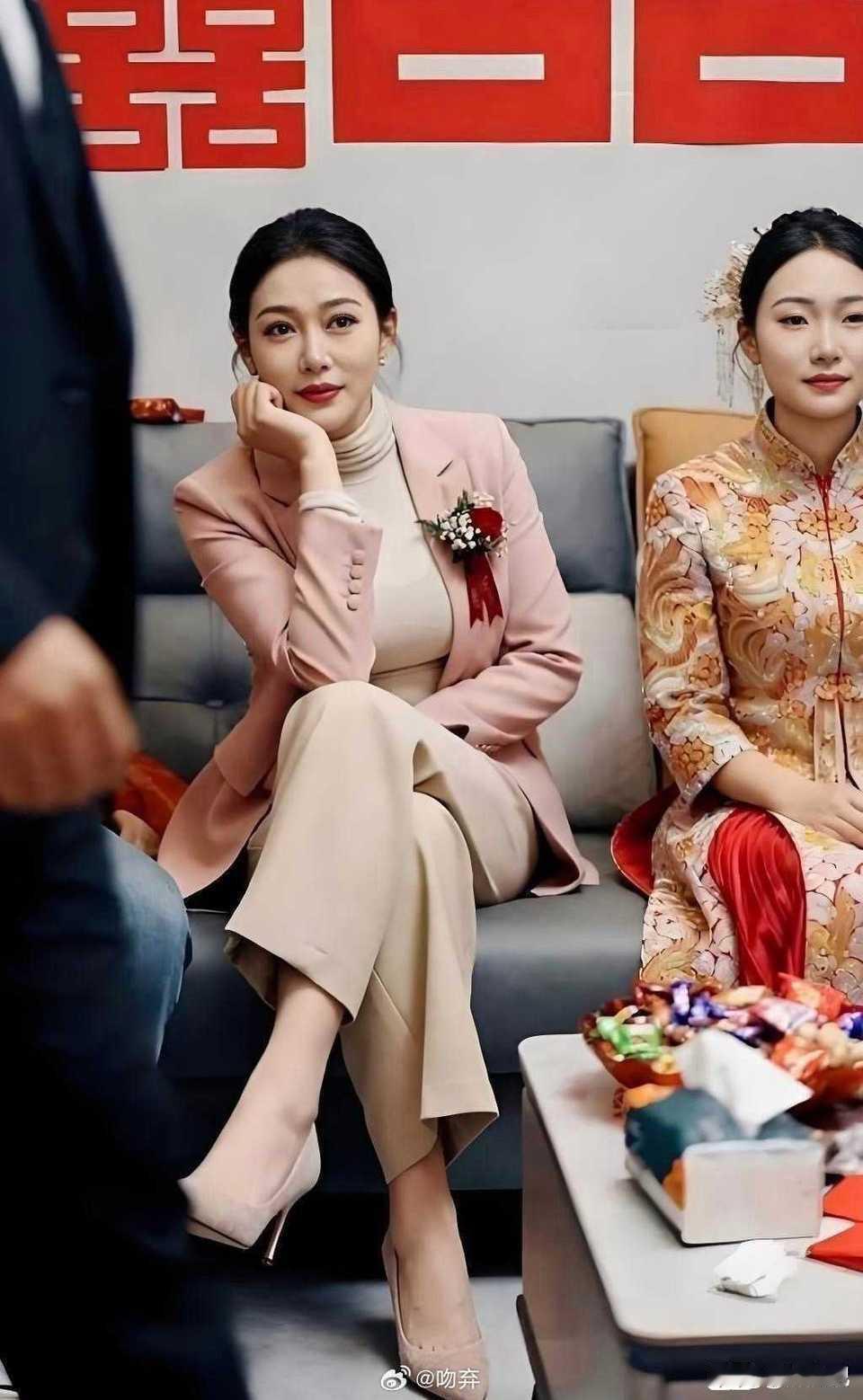 这是我见过最漂亮的丈母娘了！又年轻气质又好，风头都盖过新娘子了。你见过这么好