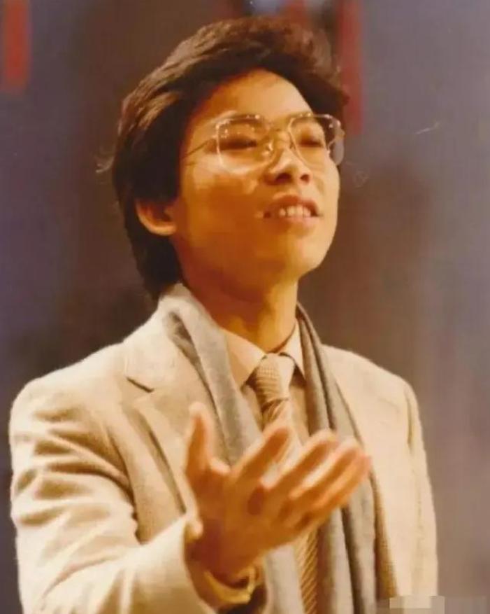 1982年，张明敏唱完《我的中国心》后，被香港乐坛除名，正当他心灰意冷准备回电子