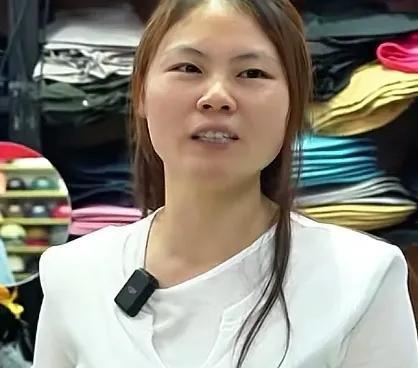 义乌这对夫妻的风扇帽，在美国市场直接卖爆，每天赚美国人十几万。浙江义乌的风扇帽