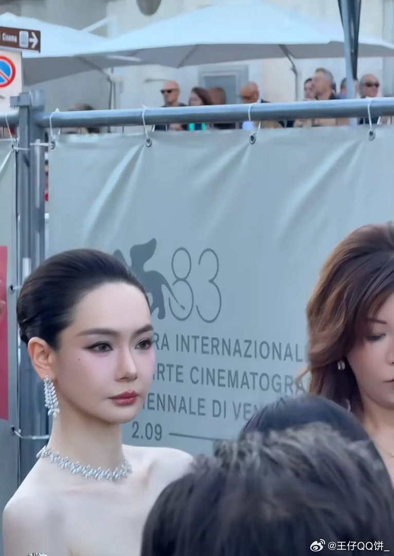 戚薇又瘦又美，我总感觉她美的都不像真人了！​​​