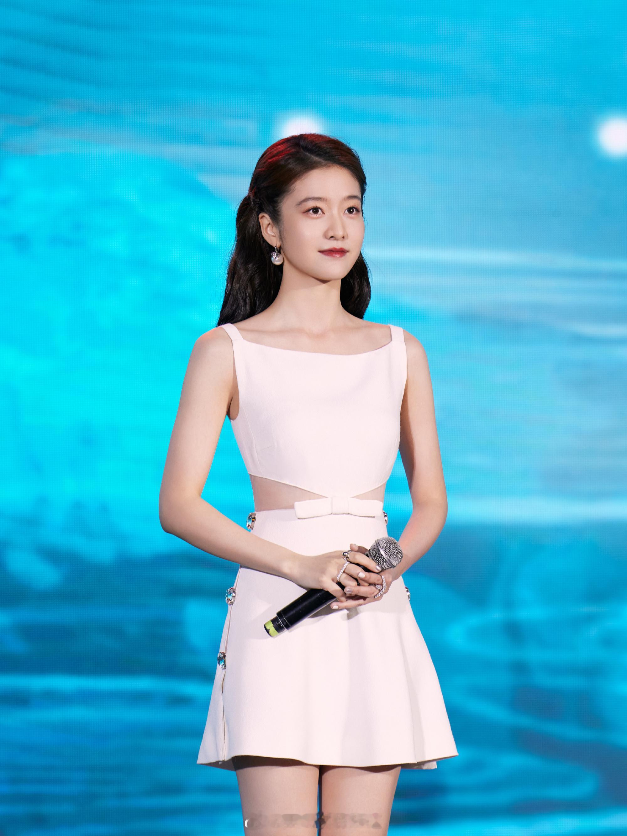 张雪迎鲜花甜美写真