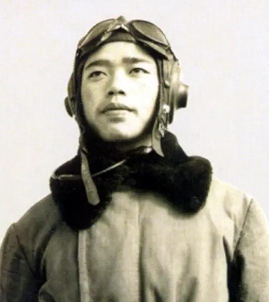 1952年，空军英雄赵宝桐跟一位美丽女记者走到了一起，空军司令刘亚楼得知后下令“