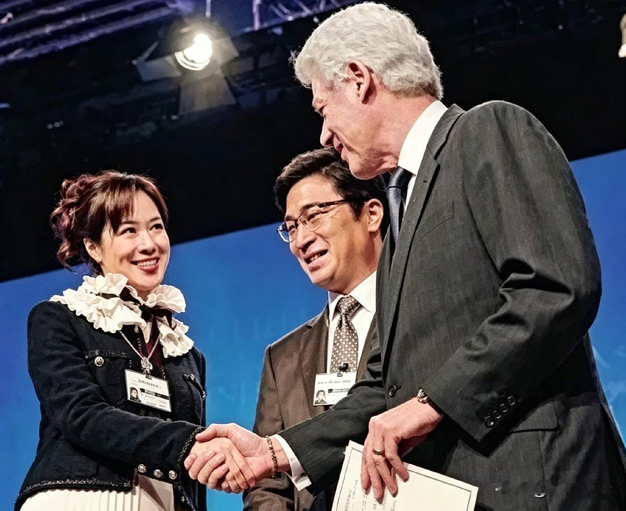 2008年那会儿，克林顿搞的全球倡议亚洲会议现场，李家诚当天给慈善项目掏了500