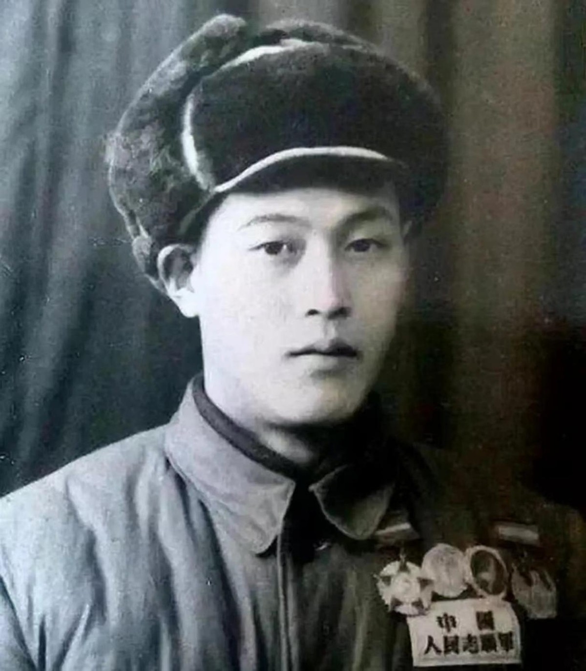 1952年，在抗美援朝战场上，志愿军战士张文荣被美军俘获并叛变，当美军用飞机送他