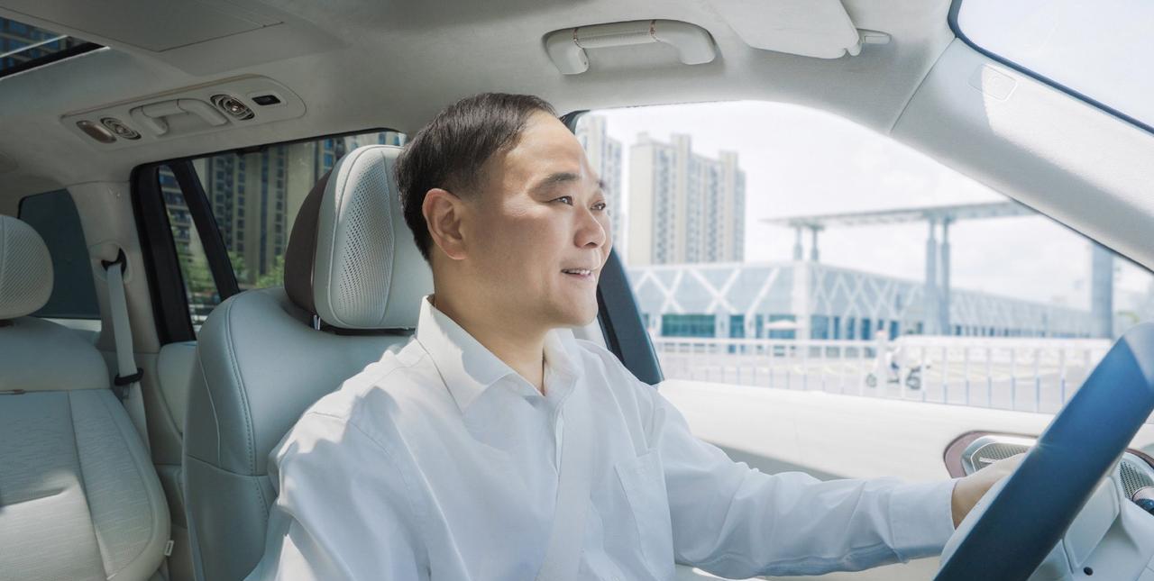 李书福不放弃燃油车5月27日，吉利董事长李书福表示，无论如何都不会放弃传统内燃