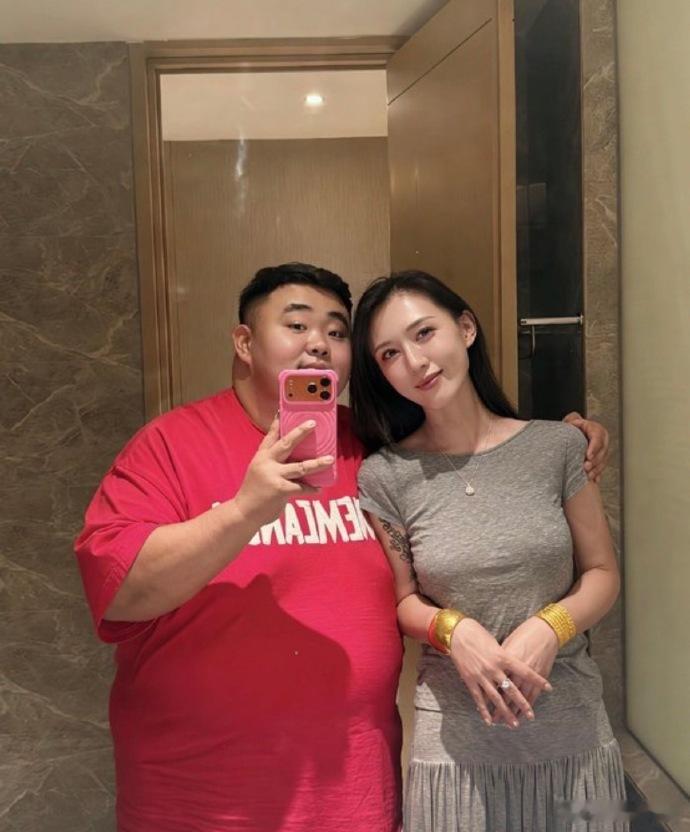 这男人娶到这么漂亮的老婆，肯定有过人之处！！！