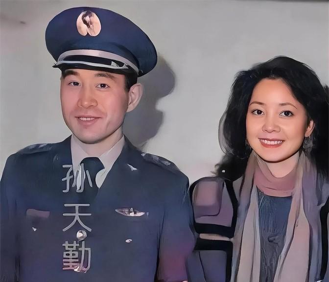 1983年，叛徒孙天勤，镜头中的他穿着军装，嘴角微扬，露出一丝笑容。孙天勤19