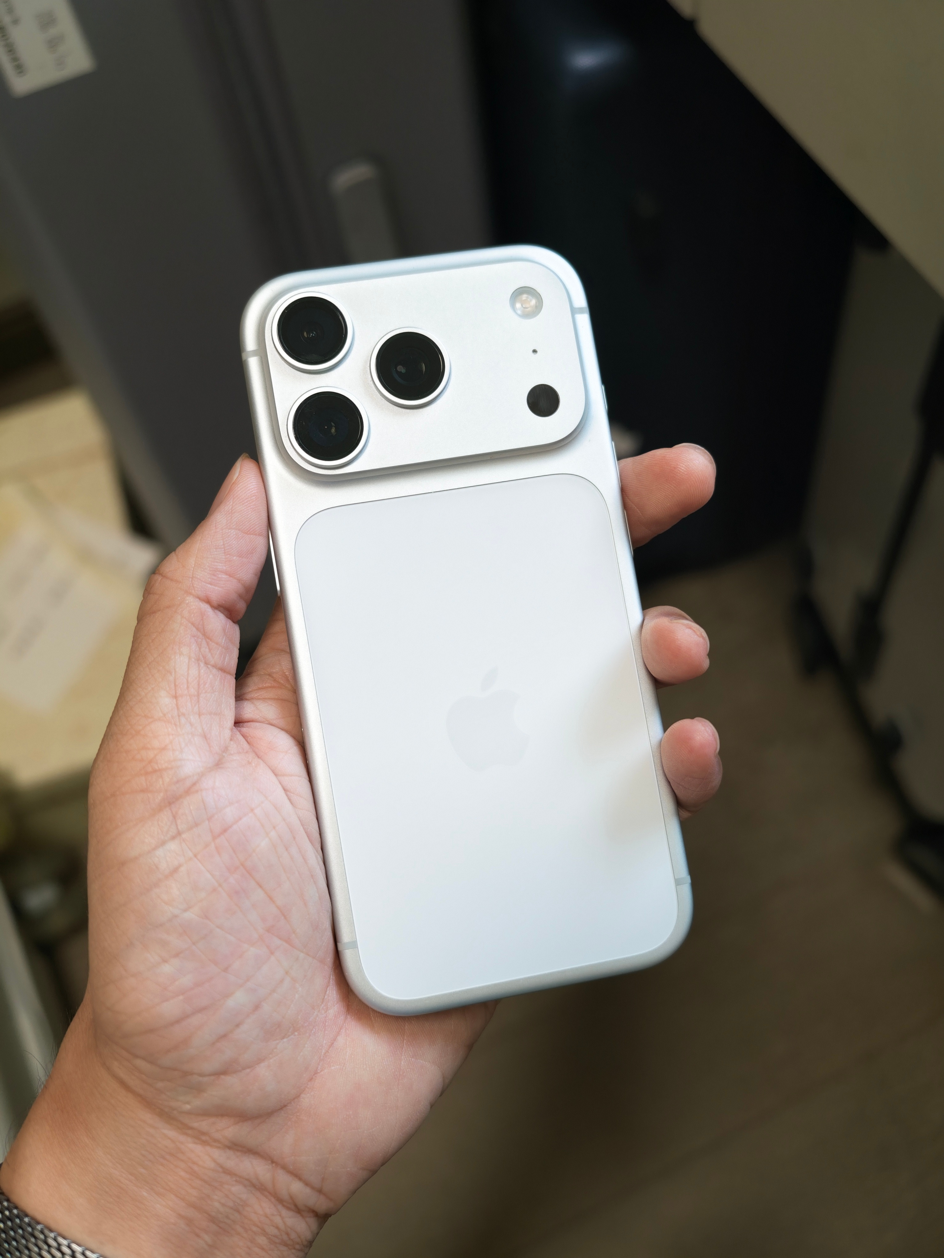 iPhone17Pro发布快一年，我摘掉壳子的机会少之又少，大部分时间都是贴膜