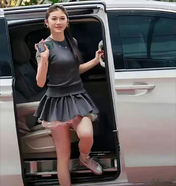 好曼妙的身材，吴艳妮过几年退役后，娱乐圈肯定也有她的一席之地。