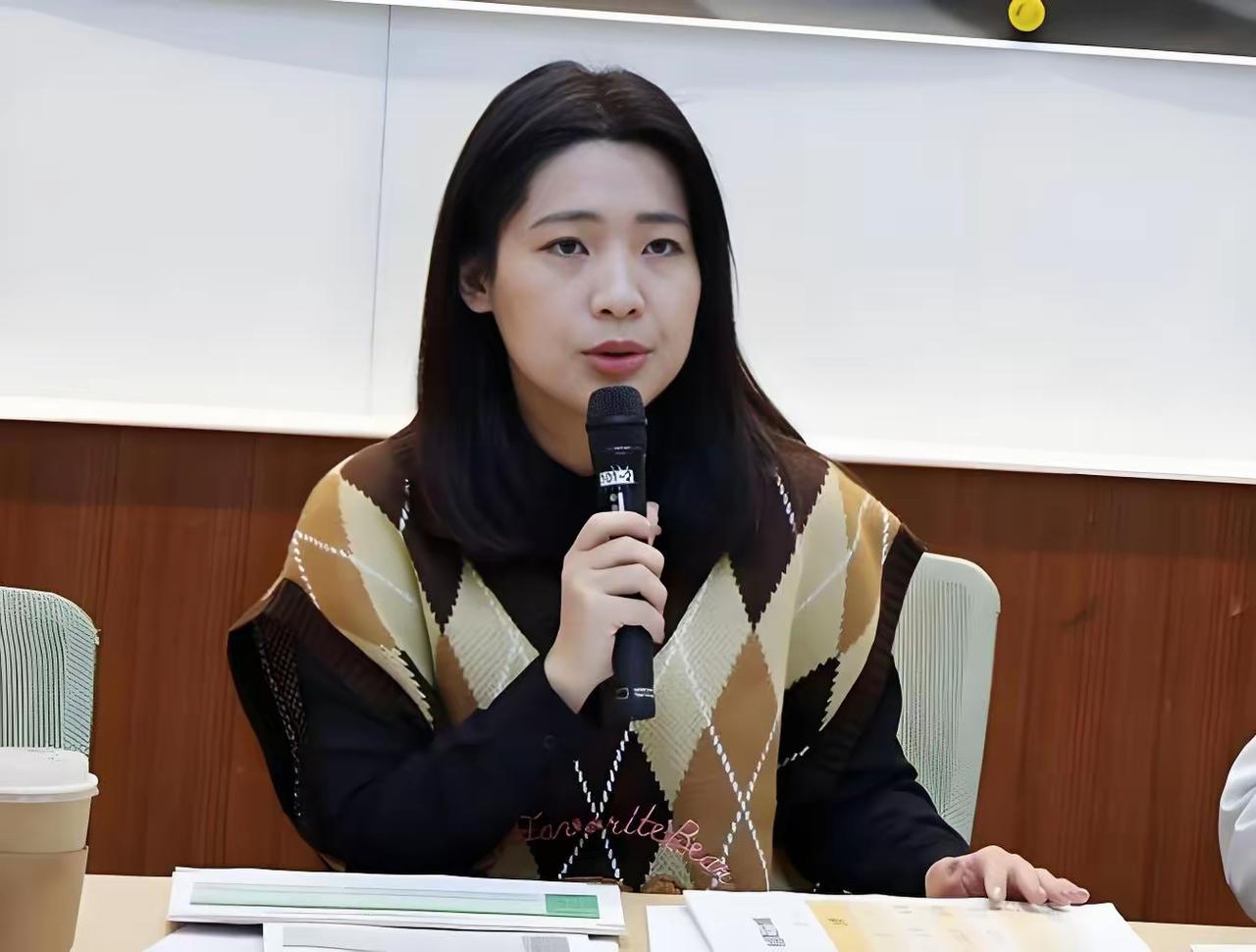 徐巧芯点名黄捷！说黄捷在“立院”通过核管法时是竭力反对的，黄捷是民进党立委反核的