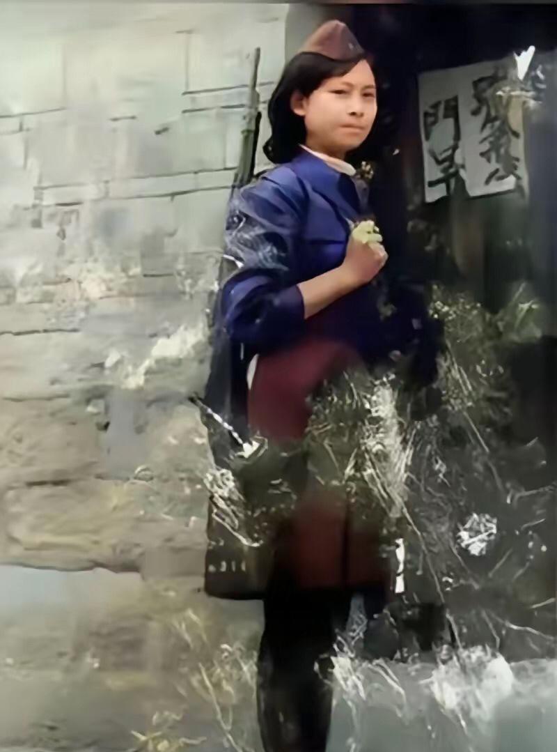 #看见人间百态#这是两张照片，是60年代台湾国民党的男女士兵军装照片。照片一