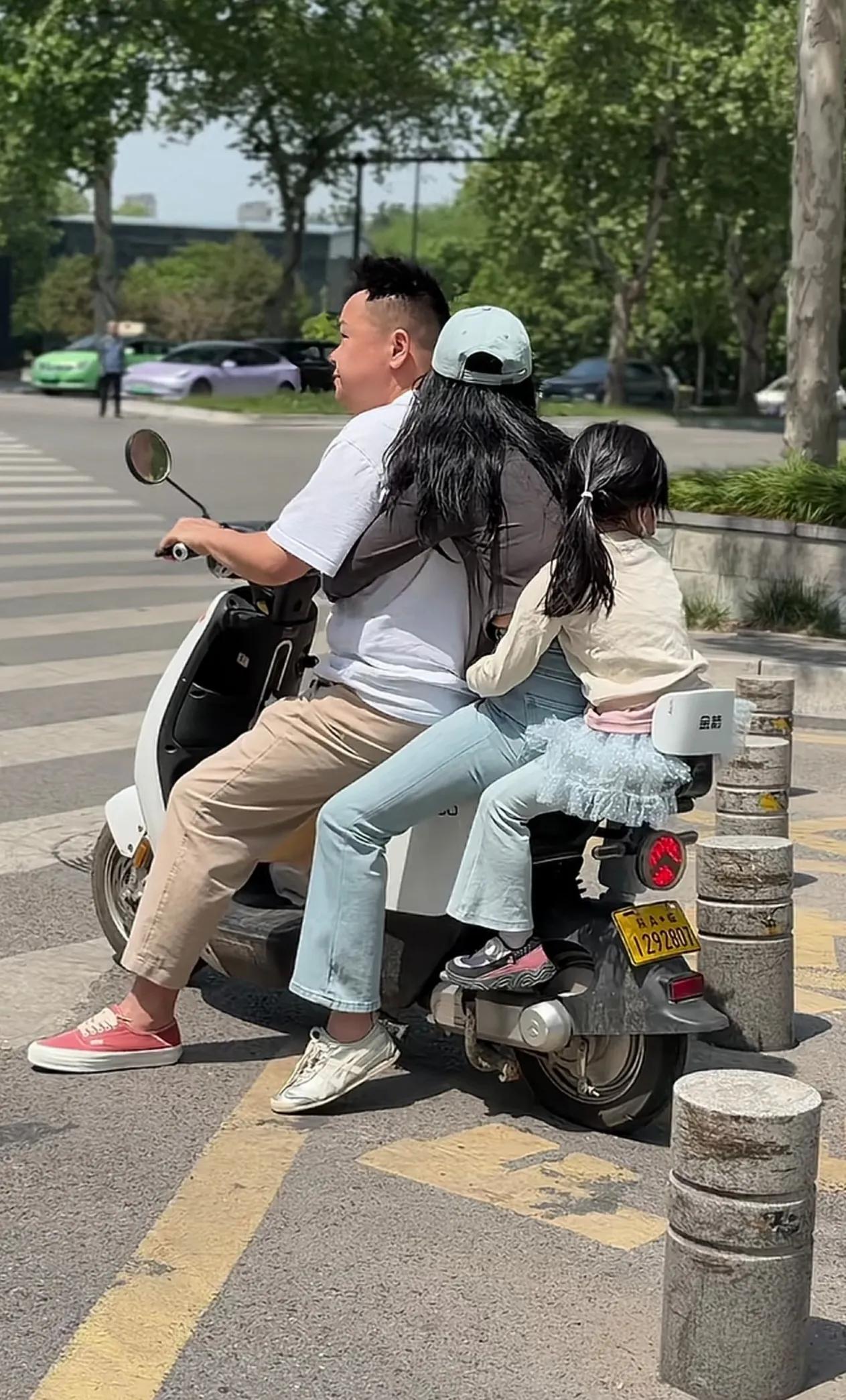 路上偶遇幸福的一家三口，画面太有爱了！爸爸妈妈紧紧依偎在一起，