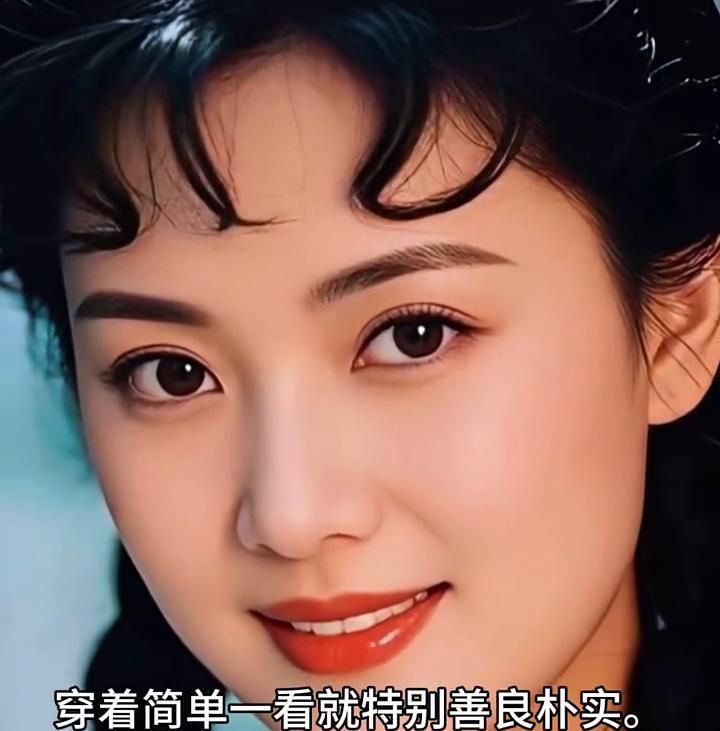 她扎着两条麻花辫，五官标致，小巧甜美，又甜又好看。干干净净的，穿着简单一看就特别