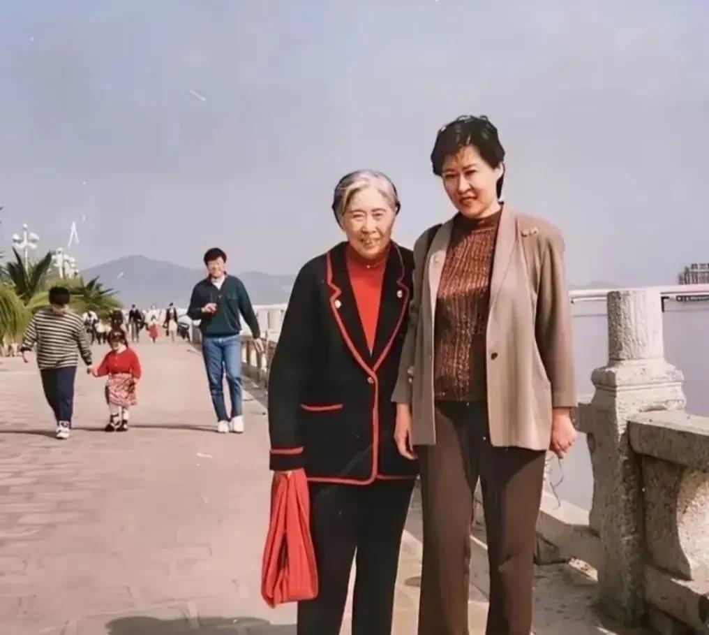 90年代，王光美和女儿刘亭亭的合影，母女俩颜值很高，还都是学霸。刘亭亭是王光美