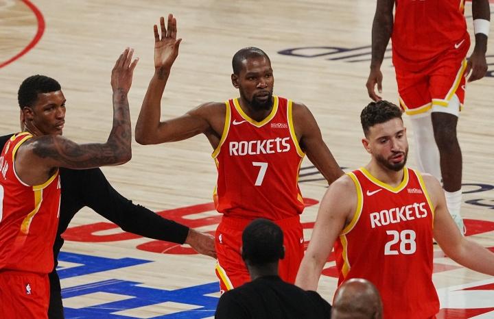 前一天的NBA中国赛，火箭队的杜兰特表现不错，轻松的砍下了15分，其实火箭队之前