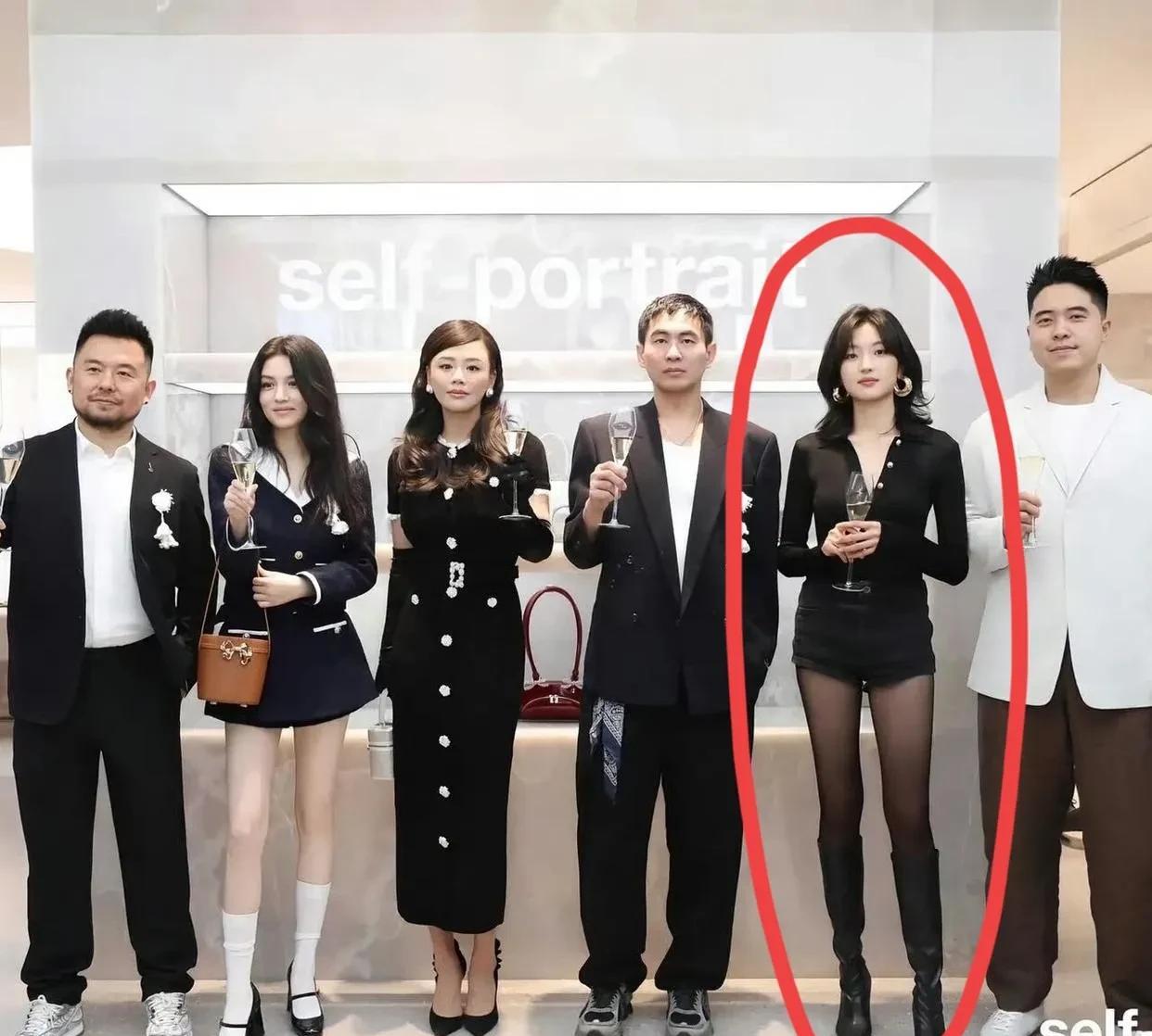 我一直以为精神小妹是夸人的，直到我看见穿着黑丝的女演员扭扭捏捏地参加活动，才发