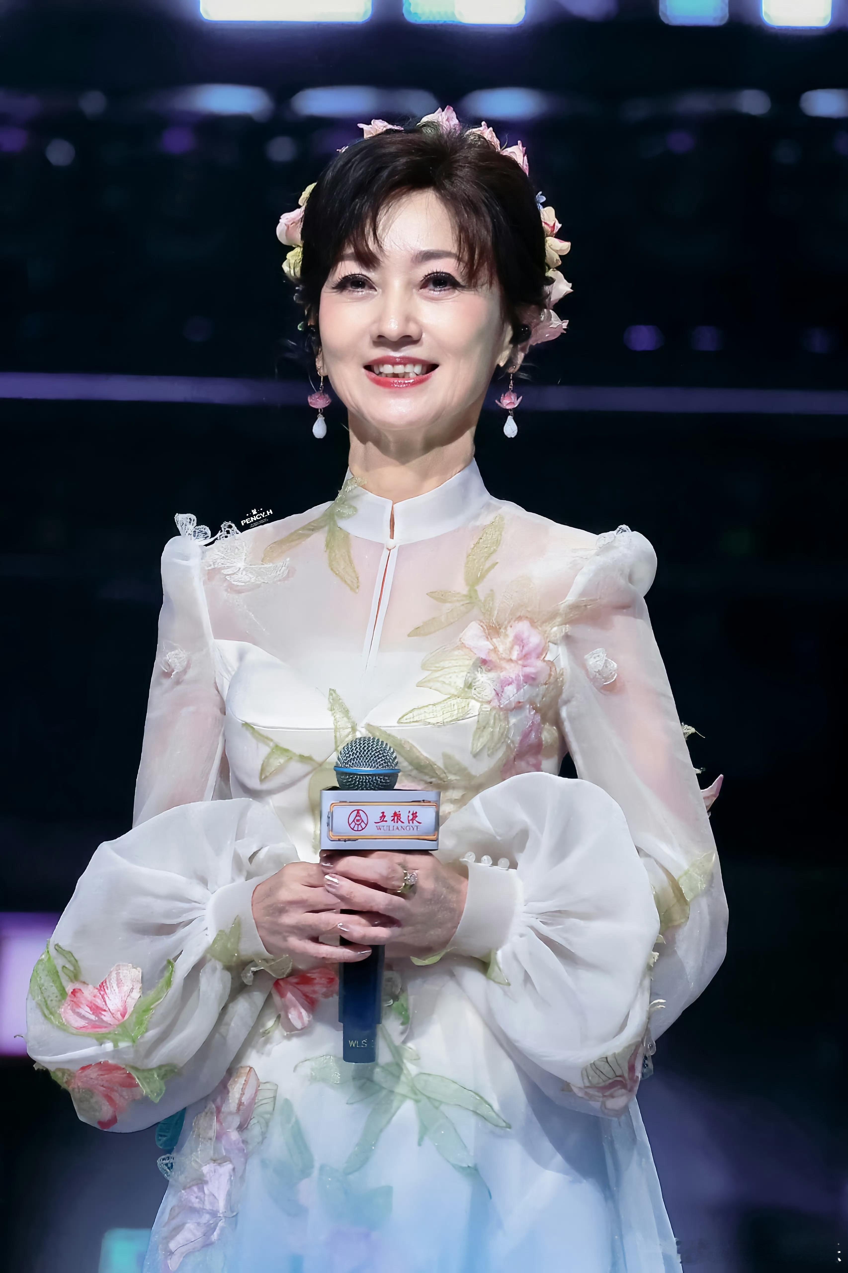 赵雅芝一身白裙梦回白素贞年度情怀杀预定！赵雅芝白裙梦回白素贞，这波四川卫视的牌