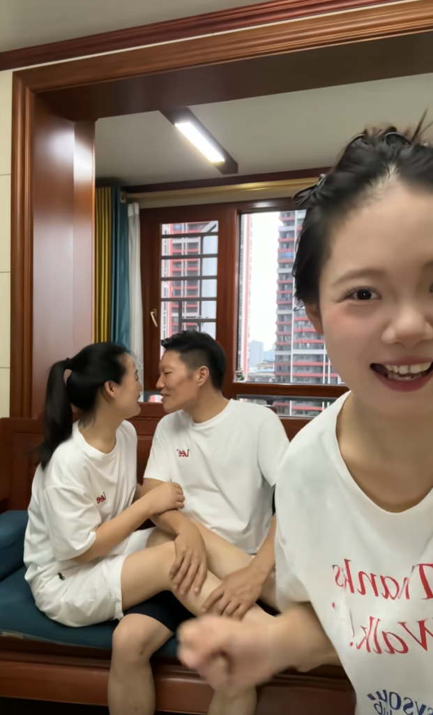 父母都40多了还是那么的恩爱如初[玫瑰][玫瑰][玫瑰]