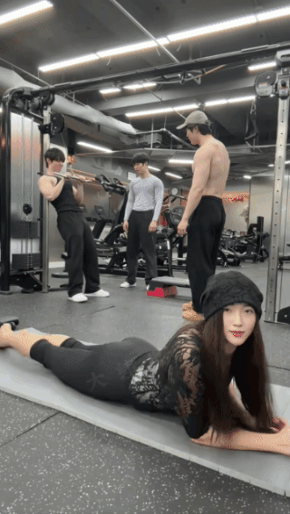 标准的蝶泳姿势，就是太废美女的腿了！