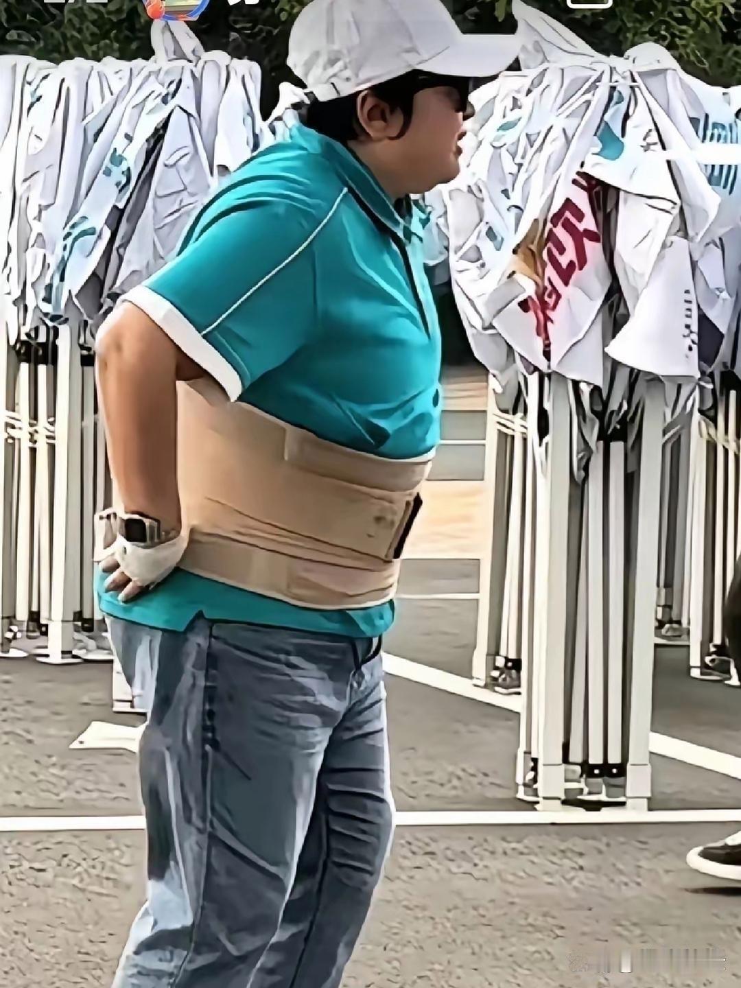 韩红真的让人看不懂了，这次去内蒙做公益，带了那么多三甲医院的医生，腰疼让他们给看看不就行了，我还有一