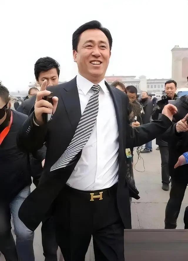 许家印很注重形象，出门时头发梳得一丝不苟，衬衫全部扎进裤腰，露出带有H字母的皮带