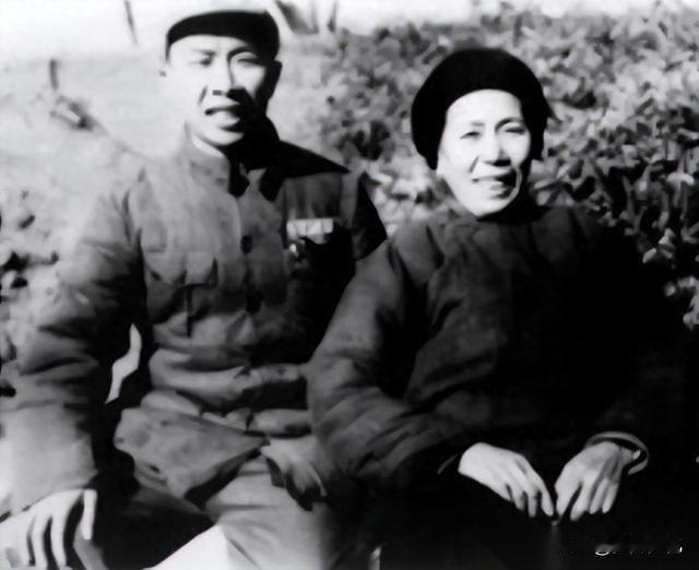1950年军长回乡，恩人混在人群求收留，只因一段经历，老部下都不敢帮！19