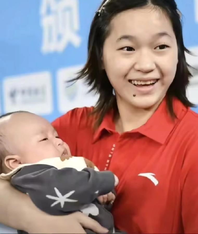 全红婵和师傅一个个收拾起来的娃娃，打包成三个包裹寄到广州市儿童福利院了看了她跑