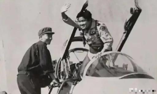 1982年台起义飞行员黄植诚与空姐马红结婚时合影，马红1990年借故赴美未