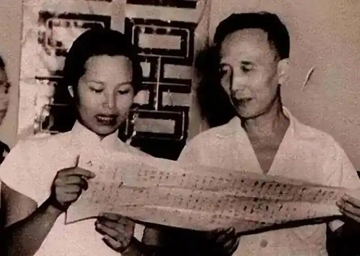 1978年，郭沫若因病去世不久，他妻子于立群突然自缢身亡，原来她在整理丈夫遗物时