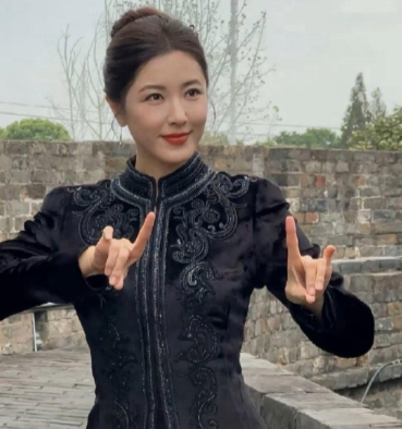 曾黎晒自己40年前的对比照​​​