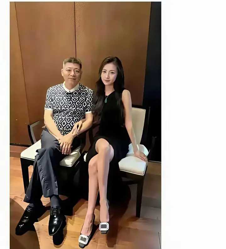 我一看这个男的穿的衣服和皮鞋，就知道他是个顶级有钱人。