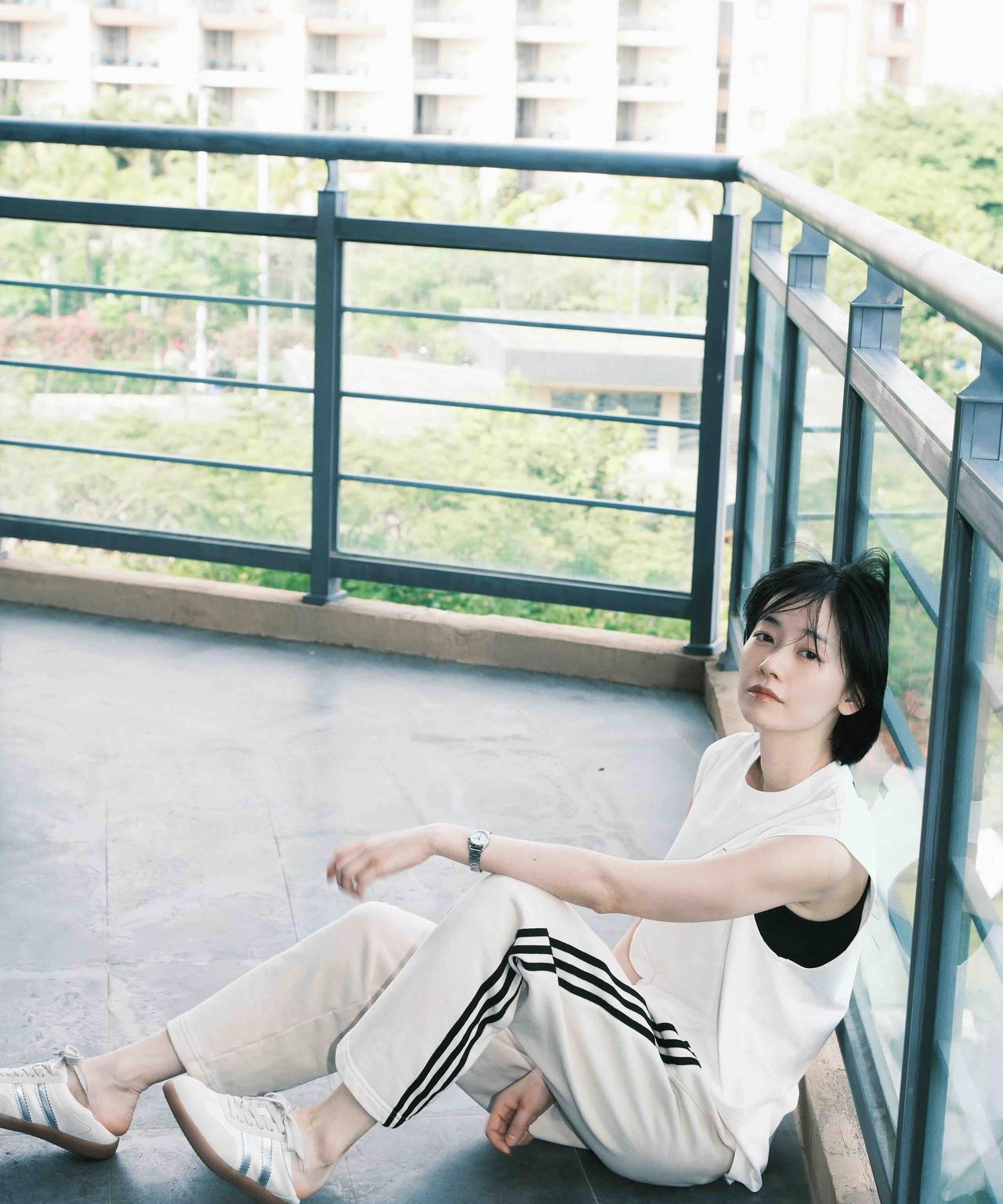 少女的悠闲时光，阳台小憩，自在悠然。