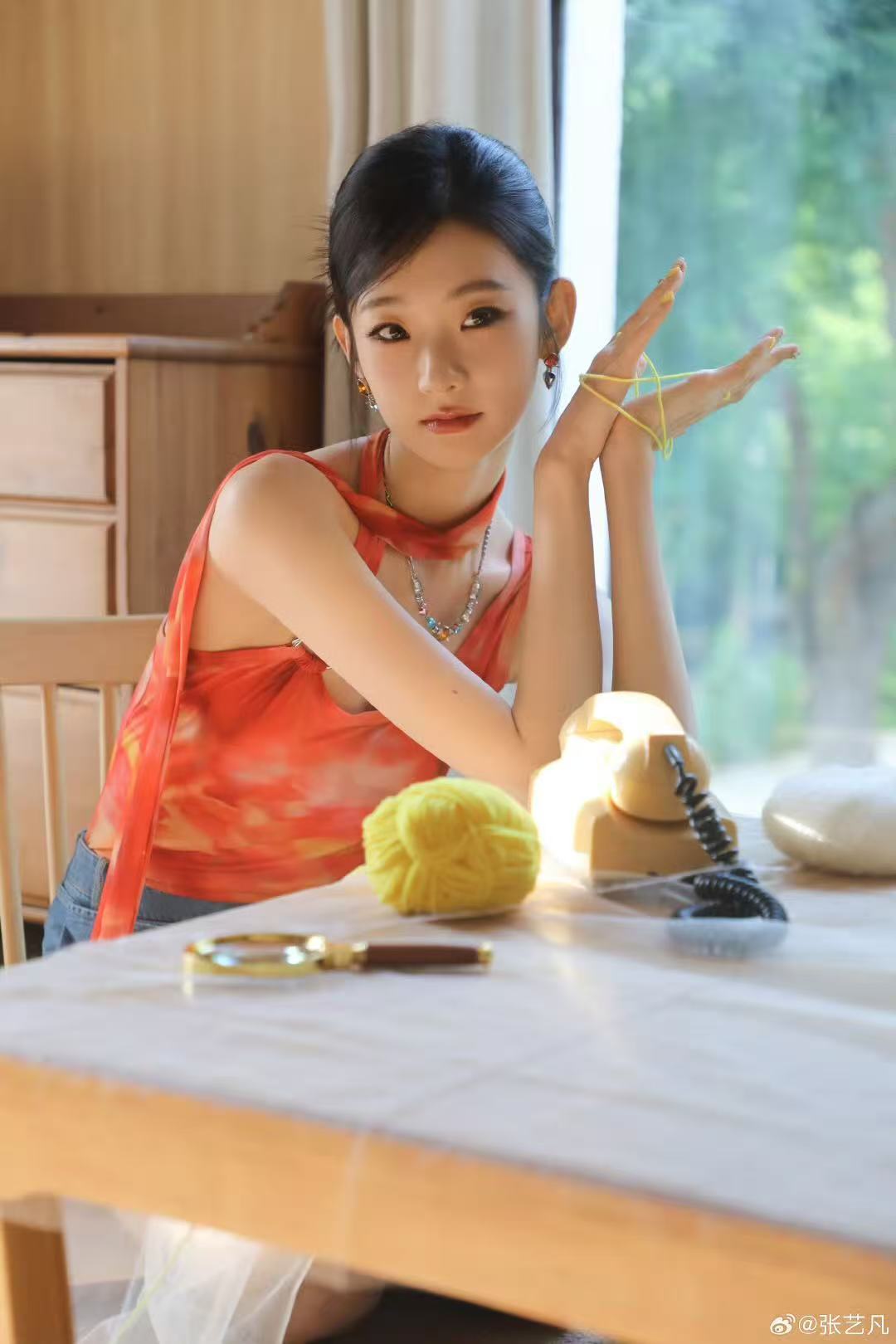 张艺凡途上夏大片真的要被张艺凡的途上夏大片美晕过去了！咱凡凡简直是夏日精灵本灵