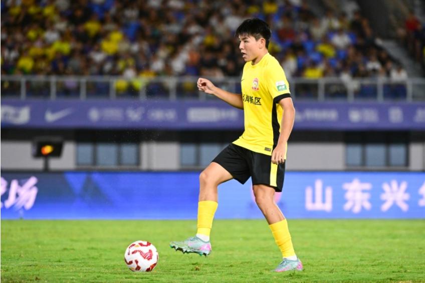 试问：假如你是欧洲中资球队老板，有一些好的中国足球苗子你签不签？反正转会费和工资