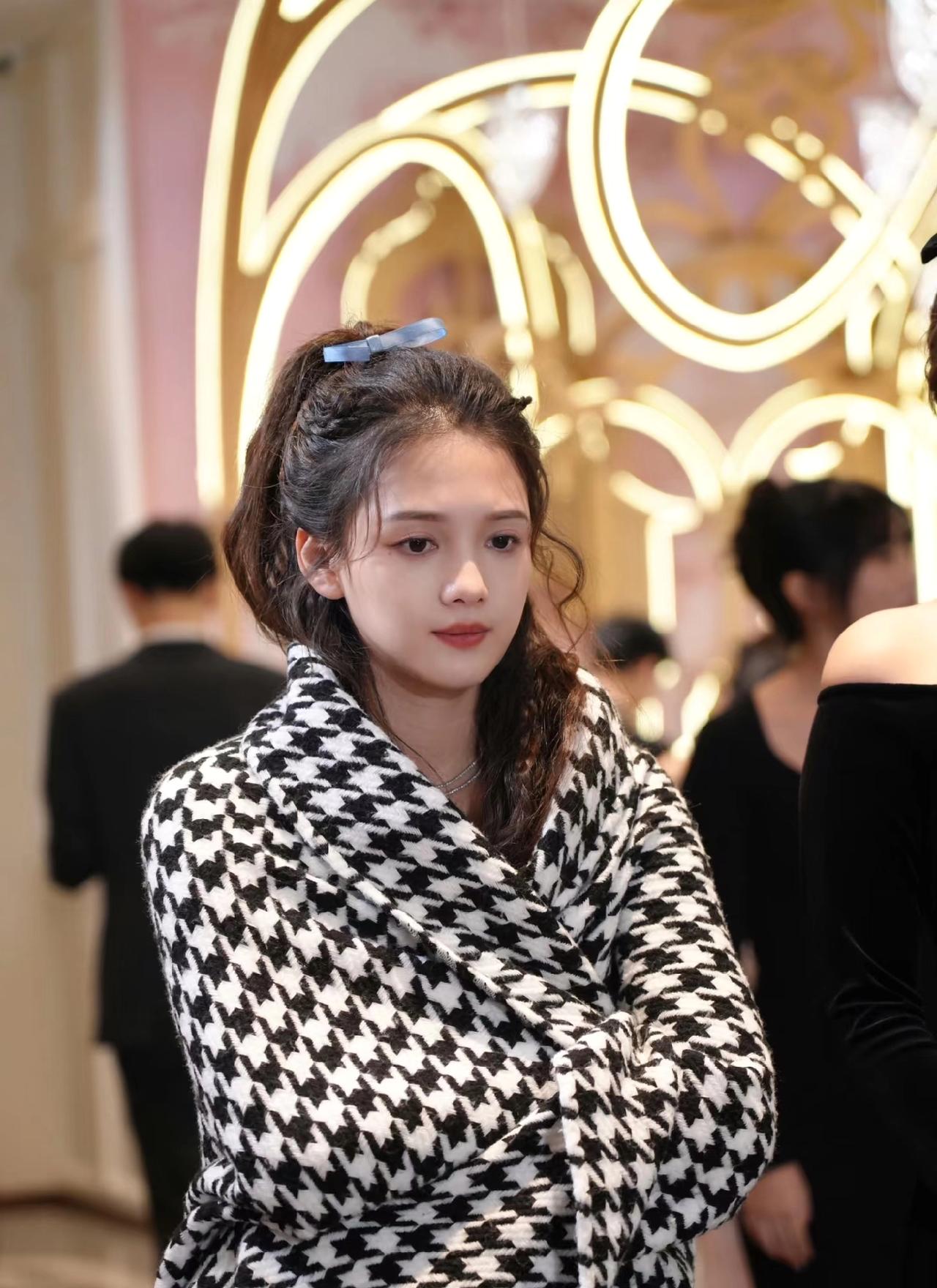 女演员左一，因殴打女助理讨要工资而出名，之后被媒体曝光她打骂女助理的视频，左一不