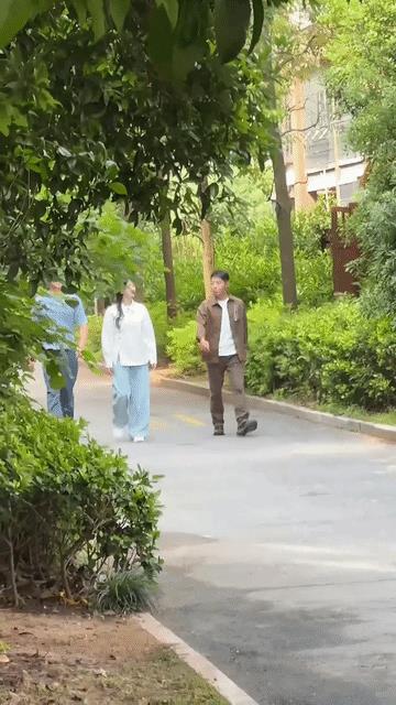 怎么回事？刘诗诗明明比张馨予个子矮，可身段看起来就是比张馨予好看很多！是头身比的
